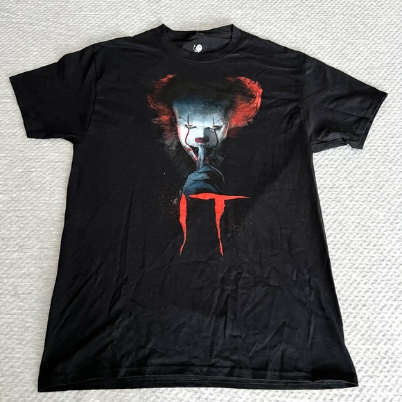 IT Penny Wise Black Graphic Short Sleeve T-Shirt size Medium (New in bag) - Picture 7 of 9